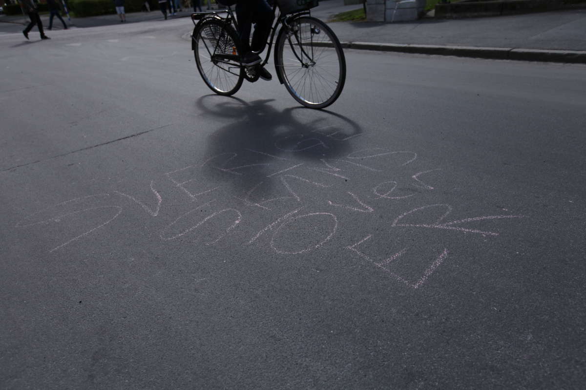 "Sverige skäms över er" "Sverige skäms över er"